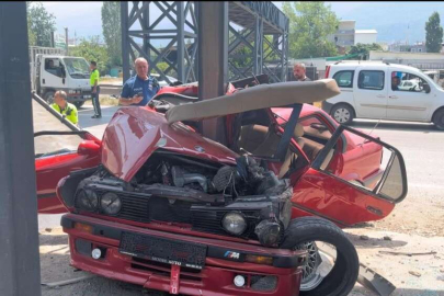 Bursa'da ikiye katlanan otomobilin kaza anı kamerada