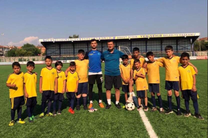 Bursalı genç kaleci, kendisini keşfeden hocasına emanet