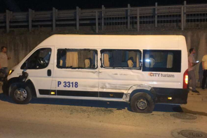İki servis minibüsü çarpıştı: 1 yaralı