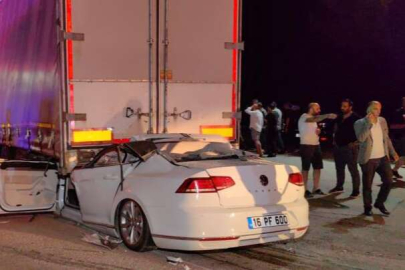 Bursa'da otomobilin tırın altına girdiği anlar kamerada