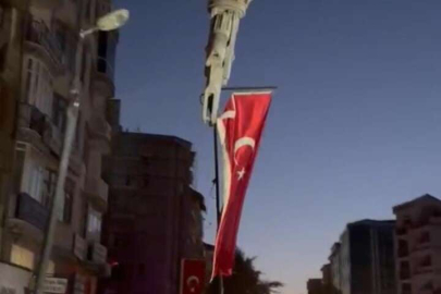 Bayrak hassasiyeti yıkımı durdurdu