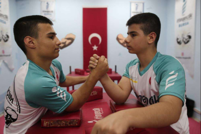 Bursalı ikizlerin bilekleri bükülmüyor