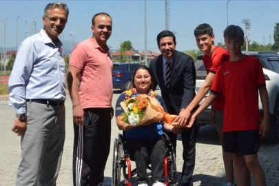 Dünya şampiyonu para okçu, çiçeklerle karşılandı