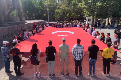 Başkent'te şehitler için saygı duruşu