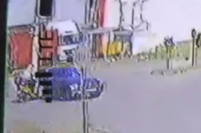 Bursa'da otomobil ile motosikletin kazası kamerada