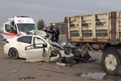 Feci kaza: Tıra ok gibi saplanan otomobil hurdaya döndü