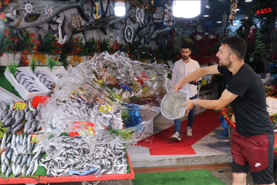 Hamsideki bolluk balıkçı tezgahlarını hareketlendirdi