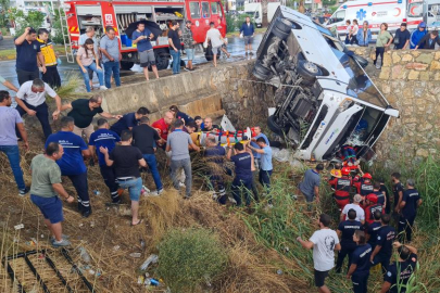 Bodrum’da midibüs dereye devrildi: 23 yaralı