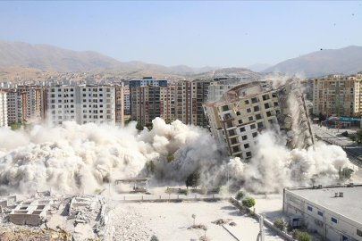 Ağır hasarlı 2 bina patlayıcı yardımıyla yıkıldı