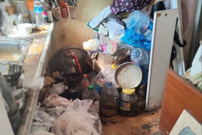 Bursa'da evden kamyon dolusu çöp çıktı