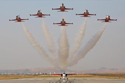 HÜRJET, Türk Yıldızları ile tarihi uçuşa imza attı