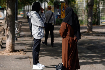 Fransa'da Danıştay okullarda uzun elbise yasağını onayladı