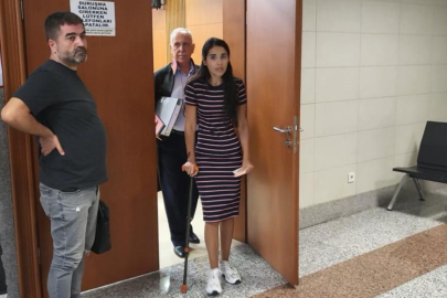 Kurşun yağmuruna tutulan kadın, mahkemeye bastonuyla geldi
