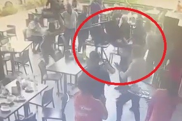 Bursa'da geç gelen yemek kavgası!