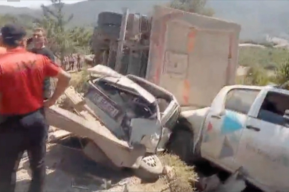 Freni boşalan kamyon cenaze için toplanan insanların arasına daldı