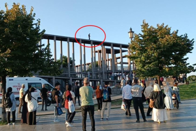 Müze korkuluklarında can pazarı, aşağıda canlı yayın telaşı