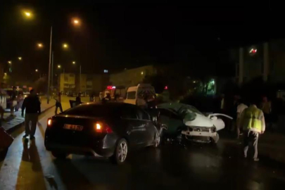 Bursa’da 2 araç kafa kafaya çarpıştı: 1’i ağır 2 yaralı