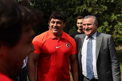 Bakan Bak, Grekoromen Güreşçileri ziyaret etti