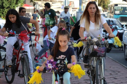 Süslü bisikletlerle karbon salınımına dikkat çektiler