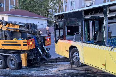 Devrilen İETT otobüsü kaldırıldı