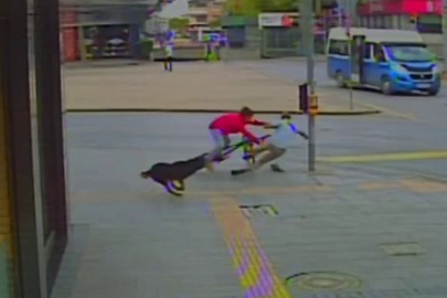 Sokak köpeğinin kovaladığı bisikletli yayaya çarptı