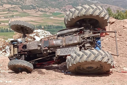 Virajı alamayan traktör devrildi: 1 ölü, 2 yaralı