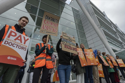 İngiltere'de uzman doktorlar ve pratisyen hekimler grevde