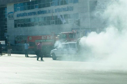 Alev alan otomobilin imdadına arazöz yetişti