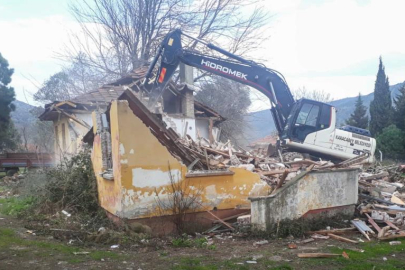 Karacabey'de metruk binalar bir bir yıkılıyor
