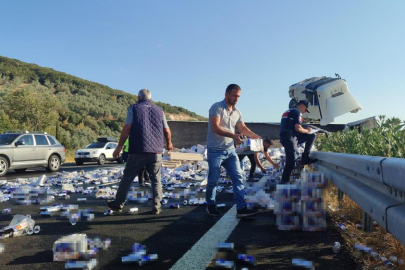 Bursa'da feci TIR kazası: Tonlarca içecek yola saçıldı