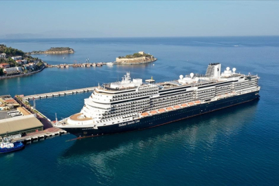 Kuşadası'na dev kruvaziyerle 2 bin 600 turist geldi