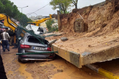 Araçlar, çöken istinat duvarının altında kaldı