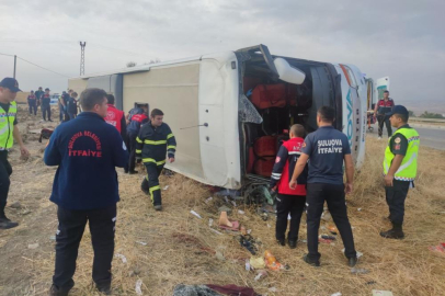 Yolcu otobüsü devrildi: Çok sayıda yaralı var