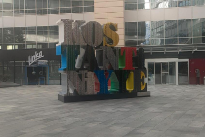 İş merkezinde tepki çeken ''Konstantiniyye'' heykeli