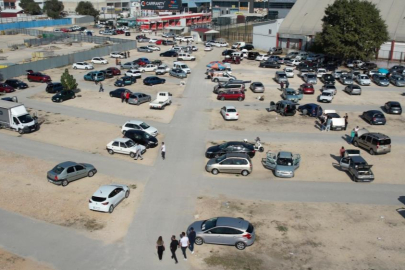 Bursa'da ikinci el oto pazarı sinek avlıyor