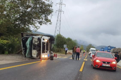 Tomruk yüklü kamyon devrildi: 1 yaralı