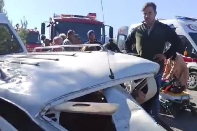 Otomobille hafif ticari araç çarpıştı: 2 ölü, 3 yaralı