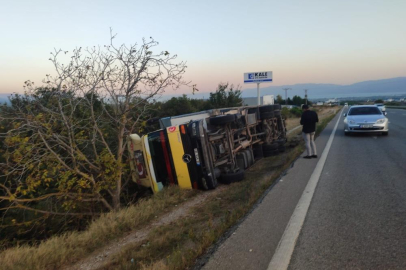 Bursa'da feci kaza: Kamyon az daha şarampole yuvarlanıyordu