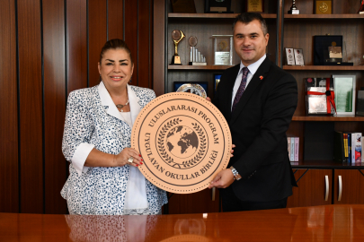 Emine Örnek Lisesi’nde müfredat ve diploma programı rozet teslimi