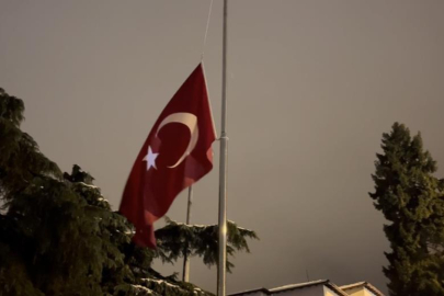 Milli yas ilanının ardından Türkiye'de bayraklar yarıya indirildi