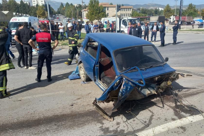 TIR otomobili biçti, 1 ölü 1 yaralı