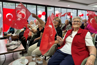 Bursa'da huzurevinde Cumhuriyet coşkusu
