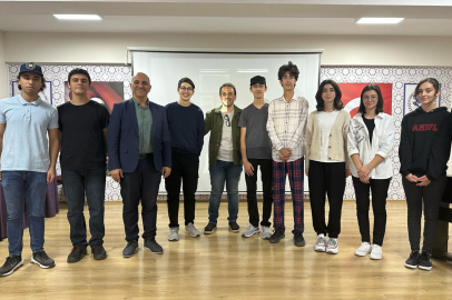 Öğrenciler tiyatro sahnesinde devleşti