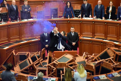 Arnavutluk Meclisi oturumunda sis bombası atıldı