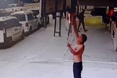 Gömleği ile iş yerinin tabelasını yakan şahıs kamerada