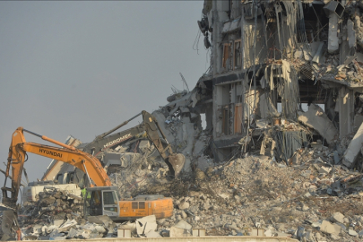 Kahramanmaraş'ta ağır hasarlı binaların yıkımı sürüyor