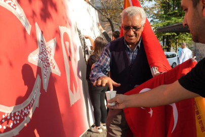 Bursa'da boyalı parmaklarla Atatürk silueti oluşturdular