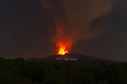 Korkulan oldu: O yanardağ yeniden faaliyete geçti!