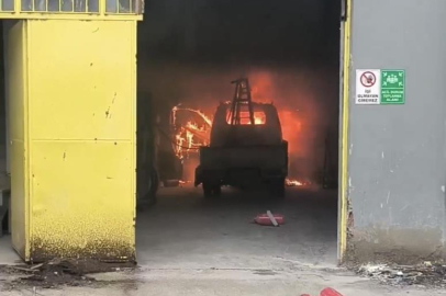 Bursa'da cam imalathanesindeki kamyonet küle döndü