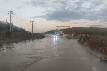 Gemlik’te sel suları yolu kapattı